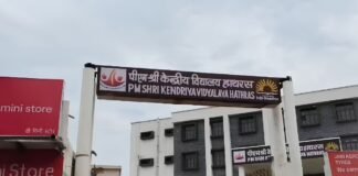 UP: हाथरस में स्कूली बच्चों की सुरक्षा पर सवाल, रोक के बावजूद ई-रिक्शा में ढोए जा रहे बच्चे