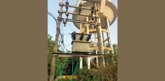 गोण्डा में ट्रांसफार्मर खराब होने से 24 से ज्यादा घरों की बिजली गुल, उमस भरी गर्मी से लोग बेहाल, जल्द बदलने की मांग