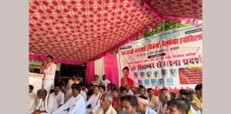 UP: मुगलसराय में फल-सब्जी कारोबारियों का धरना दूसरे दिन भी जारी, सपा नेता चंद्रशेखर यादव ने दिया समर्थन