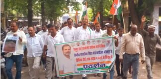 UP: रायबरेली में जर्जर सड़क को लेकर कांग्रेस का प्रदर्शन, DM को सौंपा ज्ञापन