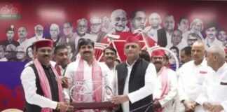 UP: ‘2027 चुनाव से पहले बुंदेलखंड में बड़ा सियासी धमाका, बसपा के पूर्व सांसद प्रत्याशी मयंक द्विवेदी सपा में शामिल