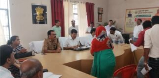 करंट से मौत पर मुआवजे में लीपापोती! बलिया DM का बड़ा एक्शन, पूर्व व वर्तमान लेखपाल समेत कानूनगो नपेंगे