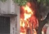 UP: जर्जर 102 एंबुलेंस में अचानक लगी आग, सीएचसी परिसर में मची अफरा-तफरी