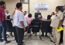 UP: मथुरा में व्यापारियों की समस्याओं पर नगर आयुक्त की बैठक, अधिकारियों को दिए त्वरित समाधान के निर्देश