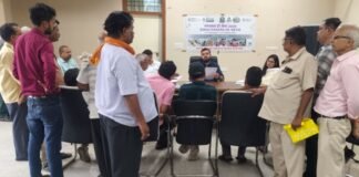 UP: मथुरा में व्यापारियों की समस्याओं पर नगर आयुक्त की बैठक, अधिकारियों को दिए त्वरित समाधान के निर्देश