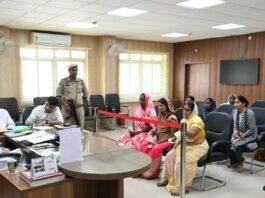 गोण्डा: मण्डलायुक्त दुर्गा शक्ति नागपाल की पहल रंग लाई, महिलाओं की शिकायतों का प्राथमिकता पर हो रहा निस्तारण
