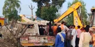 बहराइच में मुर्गों से लदी पिकअप और सब्जी वाहन में जोरदार भिड़ंत, 3 घायल; हाईवे पर लगा जाम