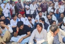 मुजफ्फरनगर मेडिकल कॉलेज में डॉक्टरों का धरना, वेतन को लेकर जताया विरोध