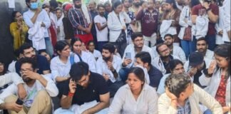 मुजफ्फरनगर मेडिकल कॉलेज में डॉक्टरों का धरना, वेतन को लेकर जताया विरोध