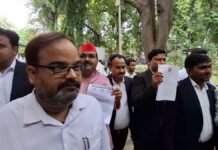 वाराणसी: अखिलेश यादव के खिलाफ पोस्टर से सियासत गरम, सपा ने पुलिस से कार्रवाई की मांग की