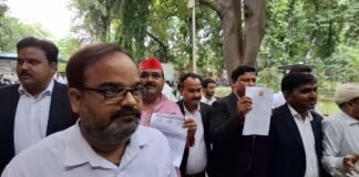 वाराणसी: अखिलेश यादव के खिलाफ पोस्टर से सियासत गरम, सपा ने पुलिस से कार्रवाई की मांग की