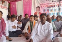 चंदौली: स्थायी मंडी और वेंडिंग जोन की मांग को लेकर फल-सब्जी कारोबारियों का धरना जारी, कांग्रेस ने दिया समर्थन