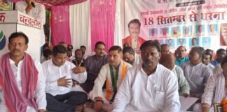 चंदौली: स्थायी मंडी और वेंडिंग जोन की मांग को लेकर फल-सब्जी कारोबारियों का धरना जारी, कांग्रेस ने दिया समर्थन