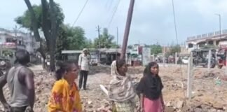 रायबरेली: रातोंरात उजड़ीं दुकानें! 20 साल से चल रही दुकानों पर चला बुलडोजर, मचा हड़कंप