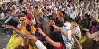 UP: 17 साल से बंद चीनी मिल को लेकर किसानों का आंदोलन तेज, बोले- मिल चले बिना नहीं हटेंगे