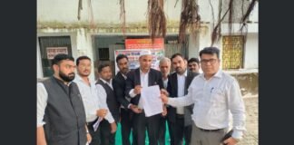 UP: अधिवक्ता सुरक्षा कानून की मांग को लेकर जौनपुर में वकीलों का उपवास-धरना, राज्यपाल के नाम सौंपा ज्ञापन