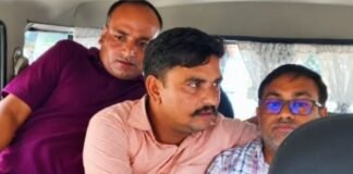 UP: 30 हजार की कथित रिश्वत लेते पूर्ति निरीक्षक समेत तीन गिरफ्तार, जिला पूर्ति कार्यालय में मचा हड़कंप