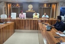 UP: EVM की जांच से पहले प्रशासन ने कसी कमर, सुल्तानपुर में कार्मिकों को दिया प्रशिक्षण