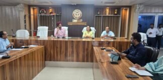 UP: EVM की जांच से पहले प्रशासन ने कसी कमर, सुल्तानपुर में कार्मिकों को दिया प्रशिक्षण