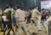 UP: मेले में नशे में हुड़दंग पड़ा भारी, पुलिस ने दो युवकों को उठाकर पहुंचाया थाना, VIDEO वायरल