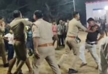 UP: मेले में नशे में हुड़दंग पड़ा भारी, पुलिस ने दो युवकों को उठाकर पहुंचाया थाना, VIDEO वायरल
