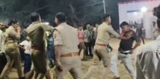 UP: मेले में नशे में हुड़दंग पड़ा भारी, पुलिस ने दो युवकों को उठाकर पहुंचाया थाना, VIDEO वायरल