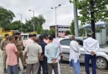 आजमगढ़ में चाय पी रहे युवक पर पीछे से चलाई गोली, हाथ-कंधे को छीलते हुए निकली, हमलावर फरार