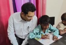 जौनपुर में ‘एक डीएम ऐसा भी’, बच्चों के बीच बैठकर किताबें पढ़ाईं, शिक्षा का लिया पाठ