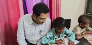 जौनपुर में ‘एक डीएम ऐसा भी’, बच्चों के बीच बैठकर किताबें पढ़ाईं, शिक्षा का लिया पाठ