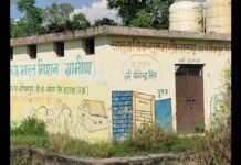 UP: पंचायत भवन पर विवाद, सामान प्रधान के घर में, ग्रामीण बोले, सुविधाओं के लिए लगा रहे ब्लॉक के चक्कर