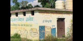 UP: पंचायत भवन पर विवाद, सामान प्रधान के घर में, ग्रामीण बोले, सुविधाओं के लिए लगा रहे ब्लॉक के चक्कर