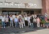 मथुरा में 500 सफाईकर्मियों की भर्ती पर घमासान, नगर आयुक्त की गाड़ी घेरने के विरोध में कर्मचारियों का प्रदर्शन