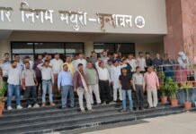 मथुरा में 500 सफाईकर्मियों की भर्ती पर घमासान, नगर आयुक्त की गाड़ी घेरने के विरोध में कर्मचारियों का प्रदर्शन