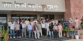मथुरा में 500 सफाईकर्मियों की भर्ती पर घमासान, नगर आयुक्त की गाड़ी घेरने के विरोध में कर्मचारियों का प्रदर्शन