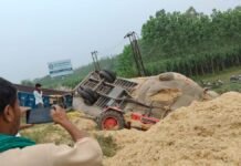UP: सरसावा में बड़ा हादसा, दो ट्रैक्टर-ट्रॉलियां पलटीं, भूसे में दबे दो लोगों की मौत