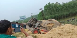 UP: सरसावा में बड़ा हादसा, दो ट्रैक्टर-ट्रॉलियां पलटीं, भूसे में दबे दो लोगों की मौत