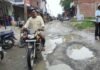 UP: गड्ढों में तब्दील सड़क से 50 गांवों के ग्रामीण परेशान, बारिश में बढ़ जाती है मुश्किल