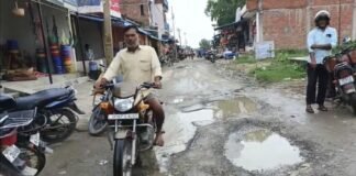 UP: गड्ढों में तब्दील सड़क से 50 गांवों के ग्रामीण परेशान, बारिश में बढ़ जाती है मुश्किल