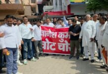 UP: मतदाता सूची से नाम हटाने के आरोपों पर कांग्रेस का हल्लाबोल, मुख्य चुनाव आयुक्त के आवास के बाहर प्रदर्शन