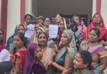 UP: मानदेय बढ़ाने समेत चार मांगों को लेकर बैंक सखियों का प्रदर्शन, डीएम को सौंपा मांगपत्र