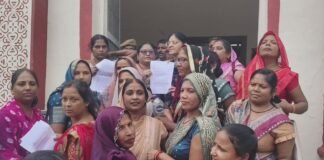 UP: मानदेय बढ़ाने समेत चार मांगों को लेकर बैंक सखियों का प्रदर्शन, डीएम को सौंपा मांगपत्र