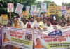 UP: सुल्तानपुर में गल्ला मंडी के व्यापारियों का प्रदर्शन, नगरपालिका अध्यक्ष पर गंभीर आरोप