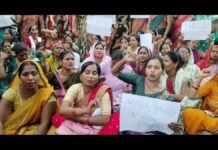 UP: ‘भीख नहीं अधिकार मांगते’ के नारों संग 7 सूत्रीय मांगों को लेकर समूह सखियों का प्रदर्शन