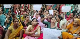 UP: ‘भीख नहीं अधिकार मांगते’ के नारों संग 7 सूत्रीय मांगों को लेकर समूह सखियों का प्रदर्शन
