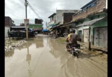 UP: जर्जर इंटरलॉकिंग और अधूरा नाला बना मुसीबत, ग्रामीण परेशान