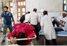 पीलीभीत में तेज रफ्तार डंपर ने कार को मारी टक्कर, 3 लोगों की दर्दनाक मौत, दो बच्चों की हालत गंभीर