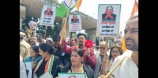 बांदा में मतदाता सूची विवाद पर कांग्रेस का प्रदर्शन, CEC के खिलाफ नारेबाजी के बाद फूंका पुतला
