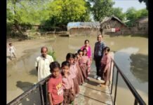 UP: घाघरा का जलस्तर बढ़ा, तपेशिपाह गांव में घुसा बाढ़ का पानी, स्कूल के चारों ओर भी जलभराव