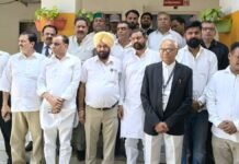 सहारनपुर: कांग्रेस प्रदर्शन के बाद 35 लोगों पर मुकदमा, जमानत के लिए सिटी मजिस्ट्रेट कार्यालय पहुंचे कार्यकर्ता