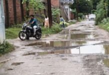UP: 39 लाख की सड़क पर पहली बरसात का असर, कई जगह उखड़ी परत और बने गड्ढे